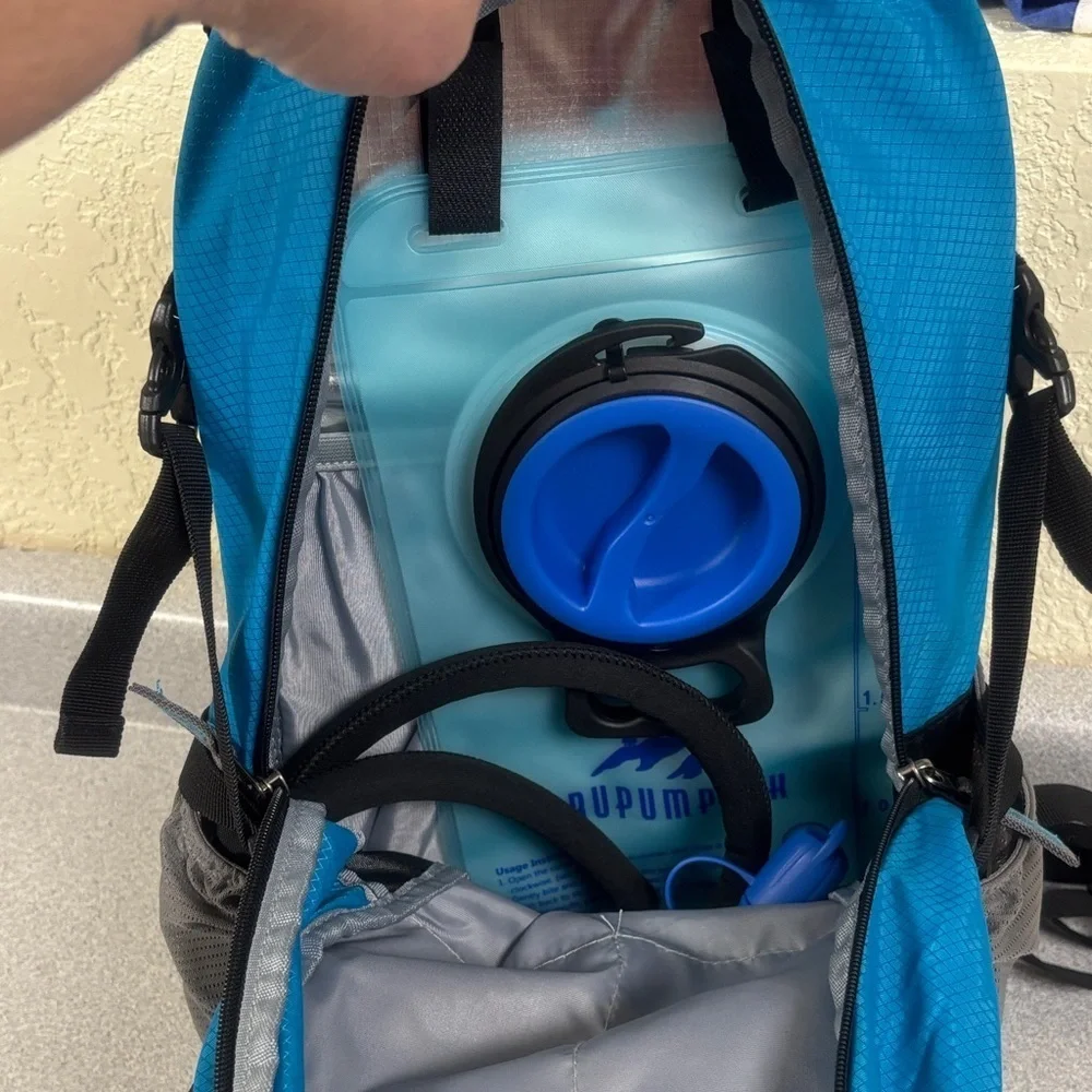 Rupumpack Blue and grey insulated Backpack with hydration bladder - Picture 7 of 7